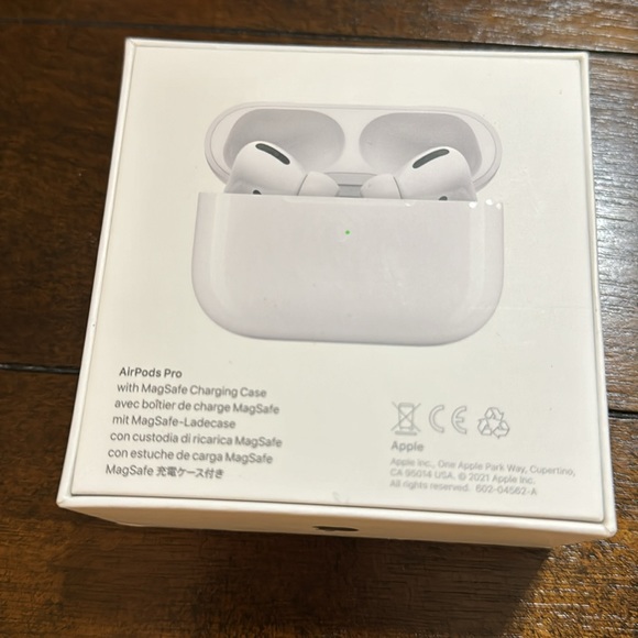AirPods - Picture 3 of 3